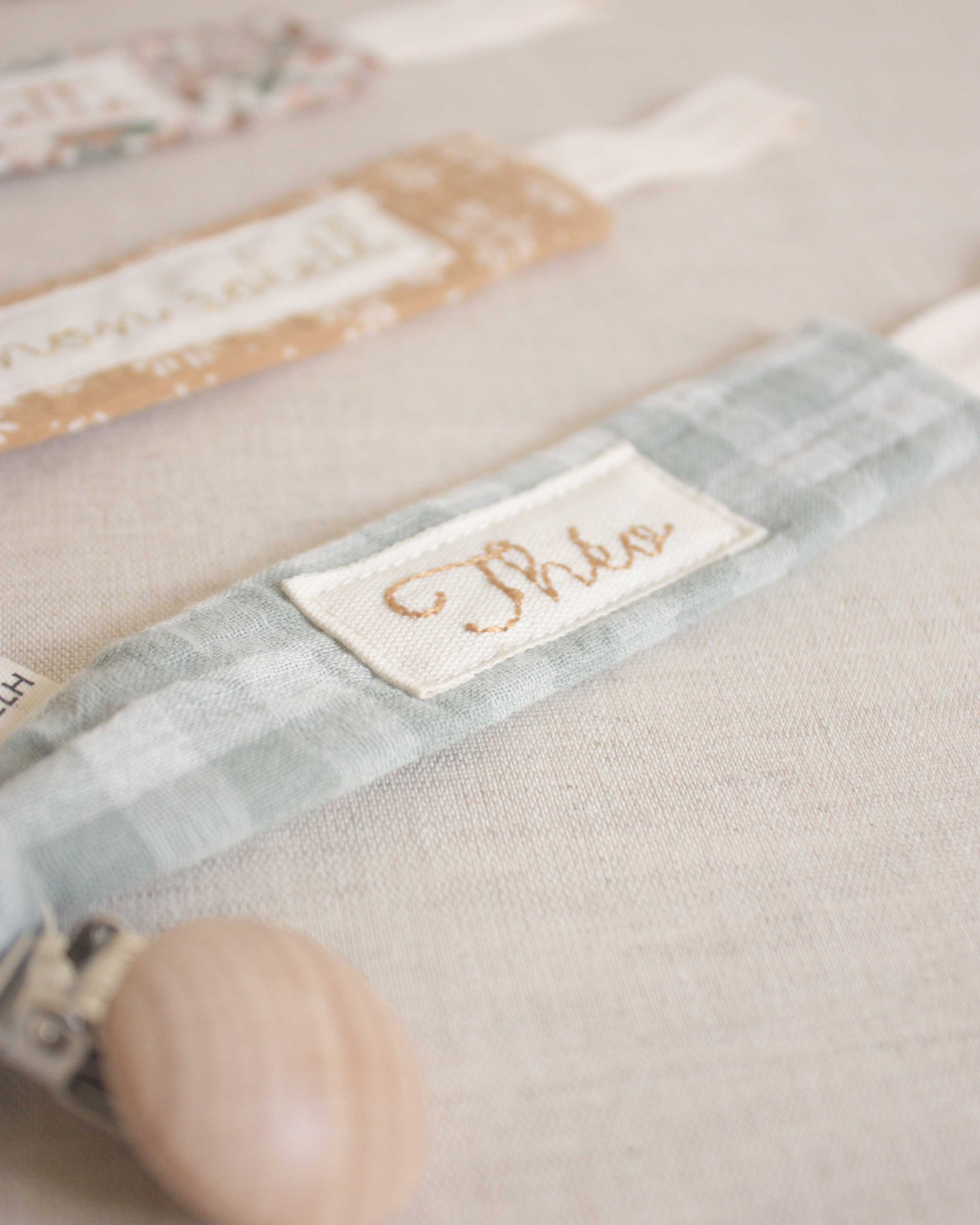 Attache-tétine personnalisé vichy vert