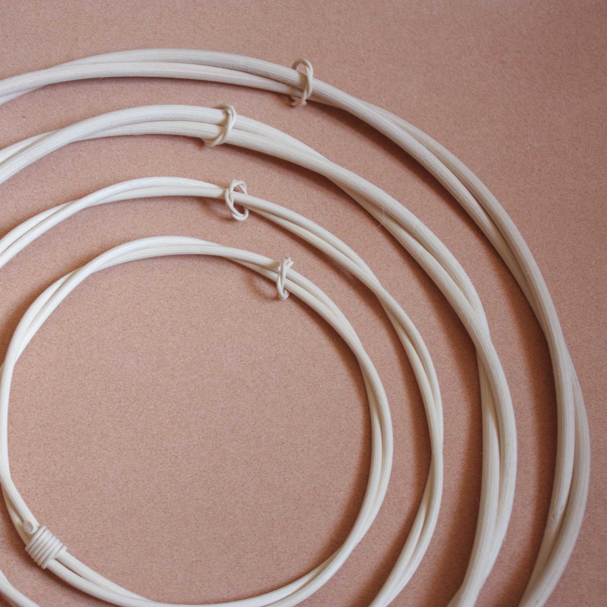 les cercles en rotin existent dans quatre tailles différentes 15, 20,25 et 30 cm. on peut les suspendre grace à un anneau en rotin