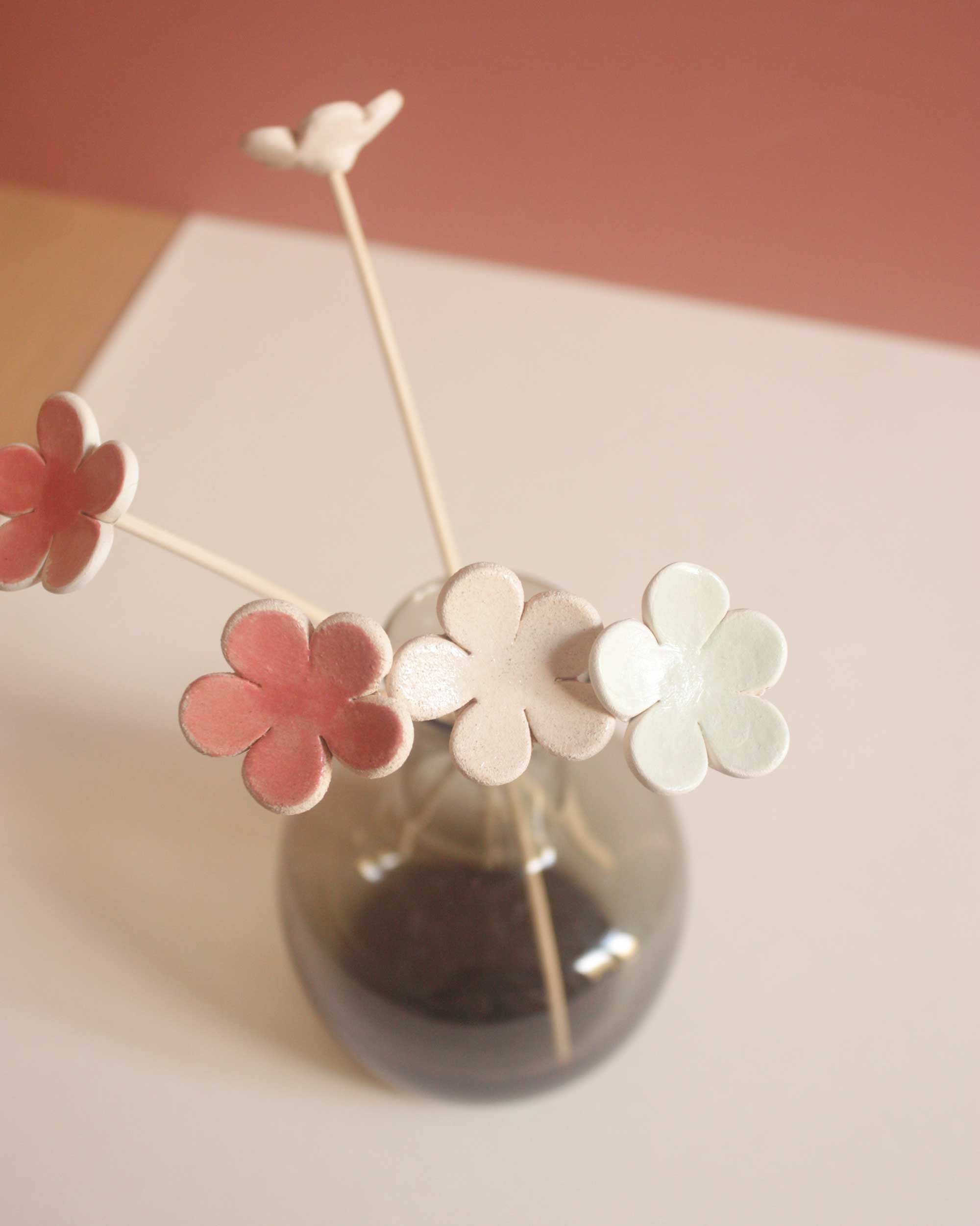 fleur en céramique rose pâle