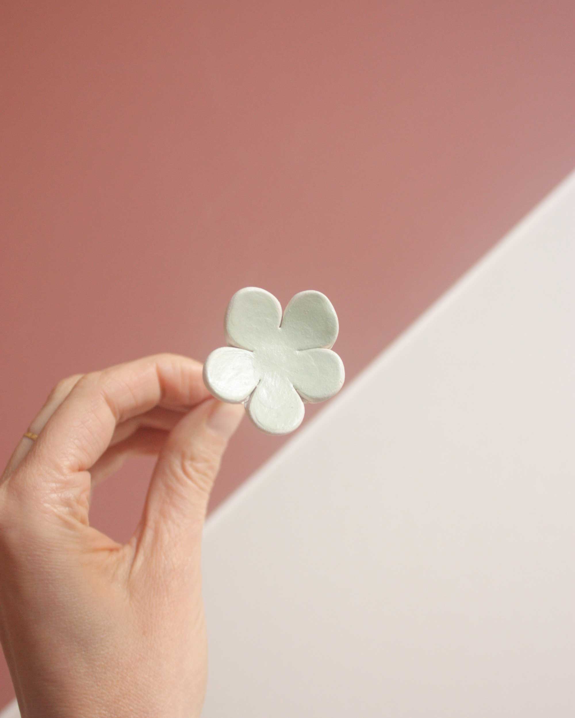 fleur en céramique vert pâle