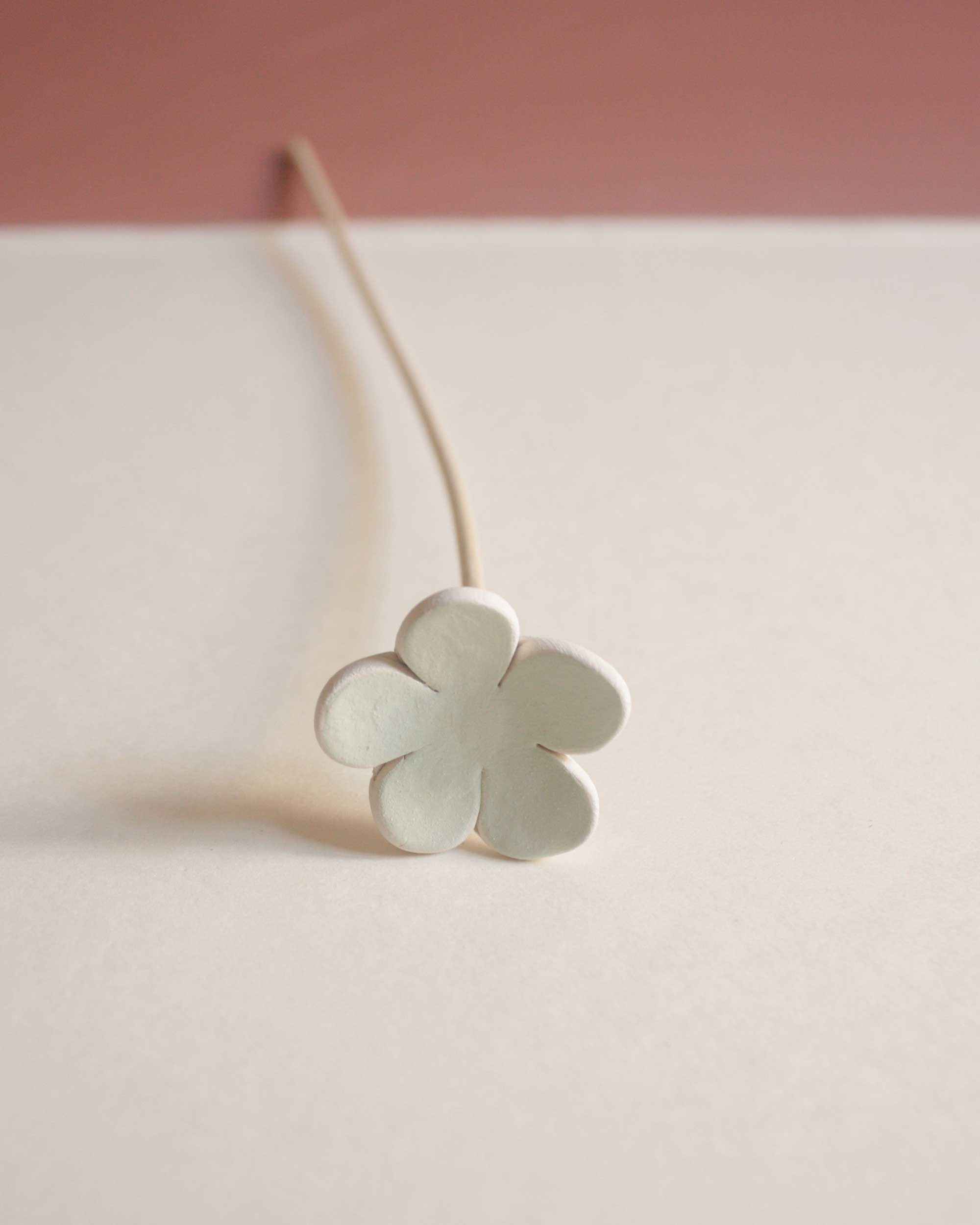 fleur en céramique vert pâle