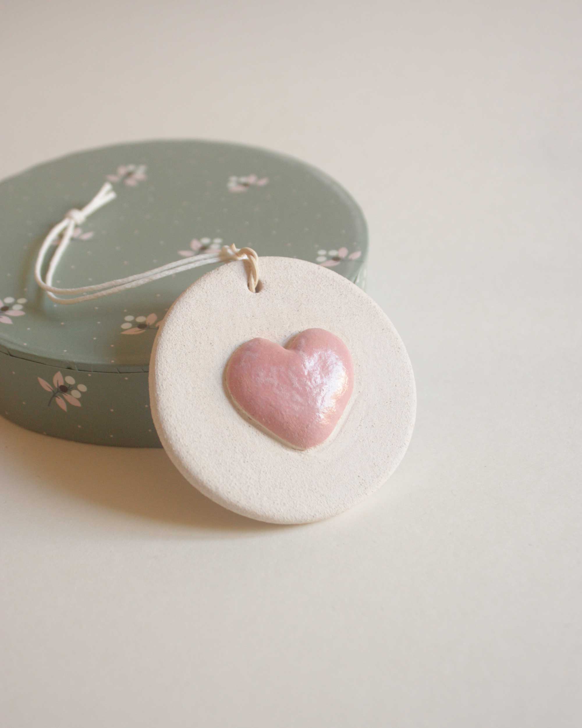 médaillon en céramique coeur rose