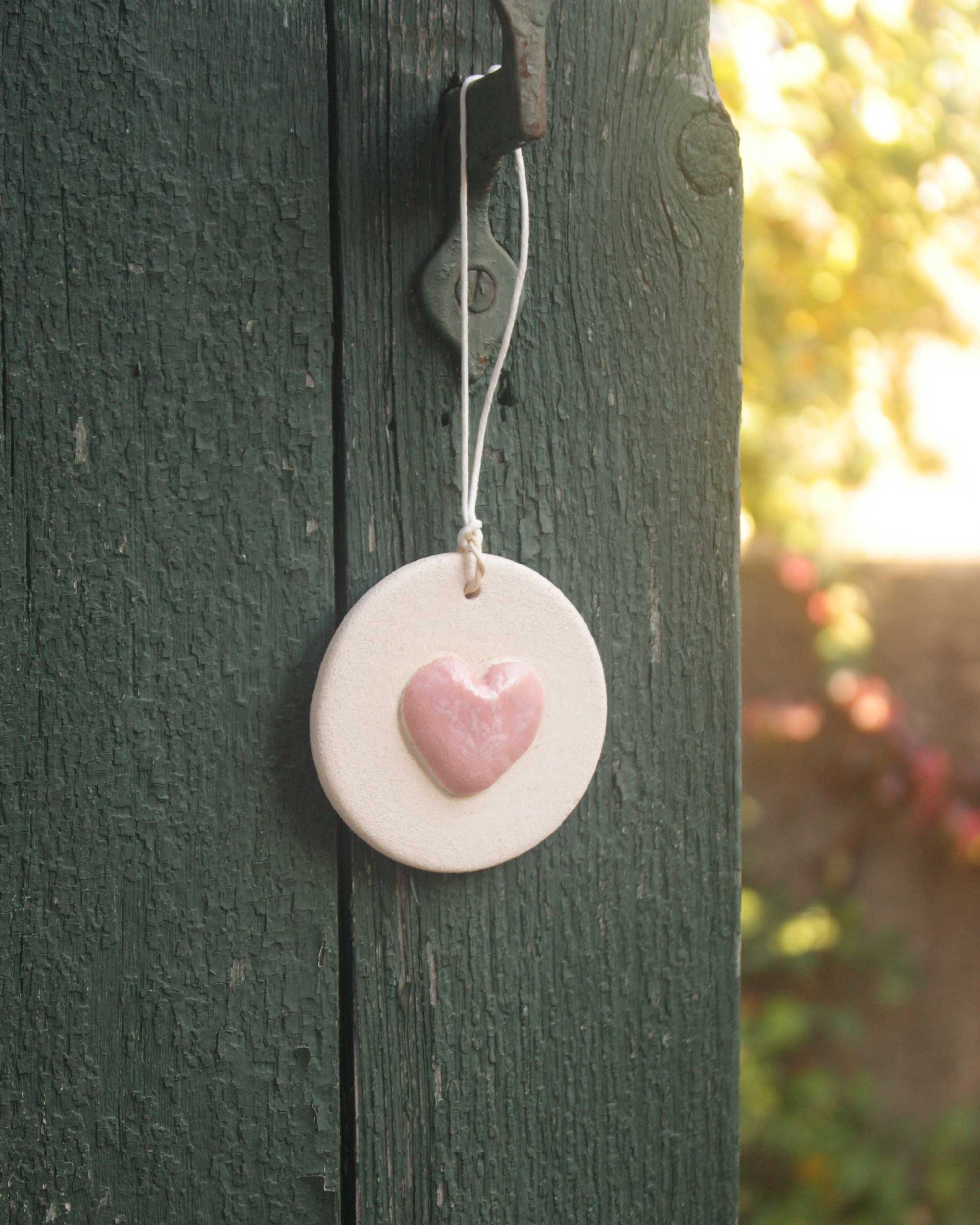 médaillon en céramique coeur rose