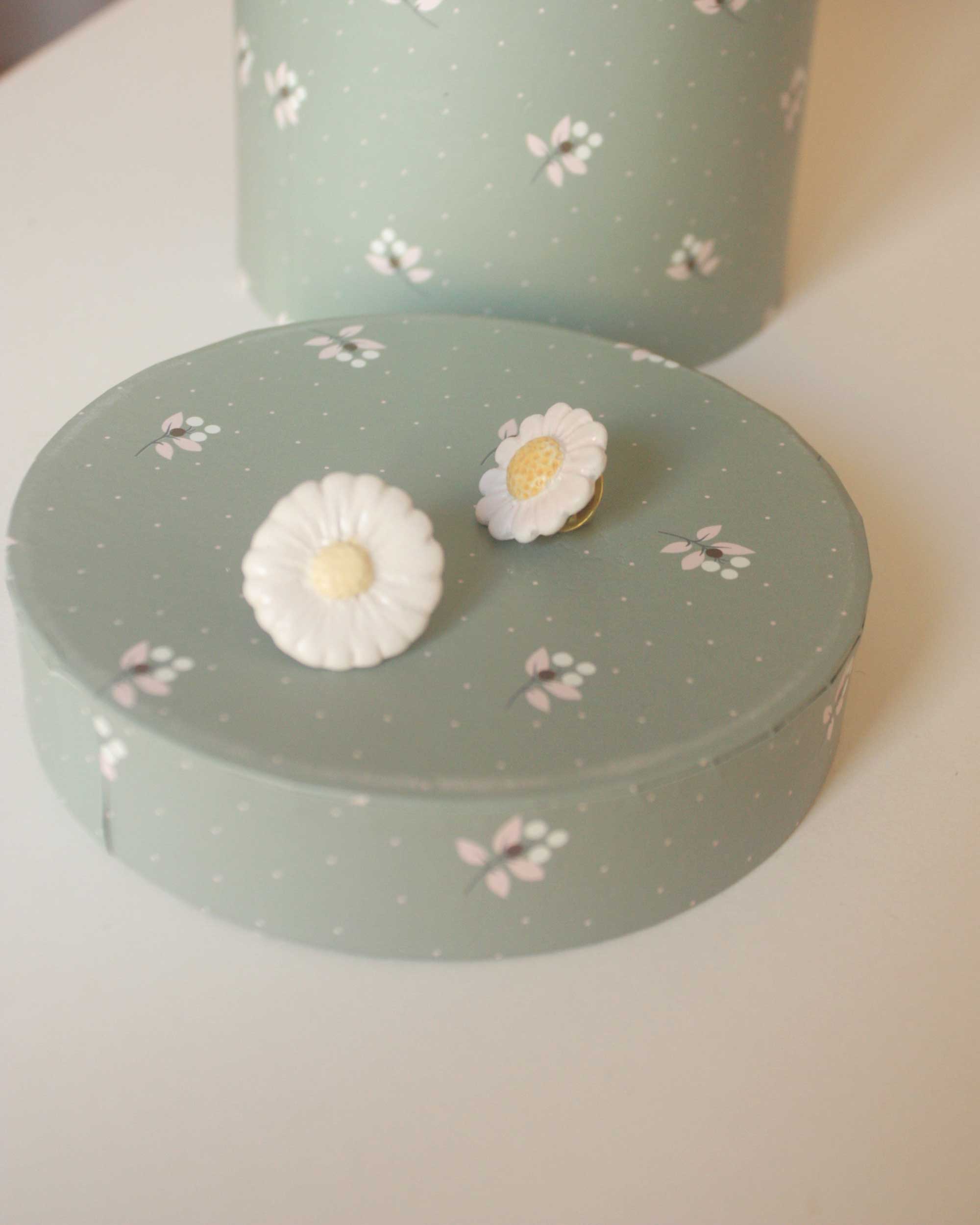 pin's céramique marguerite