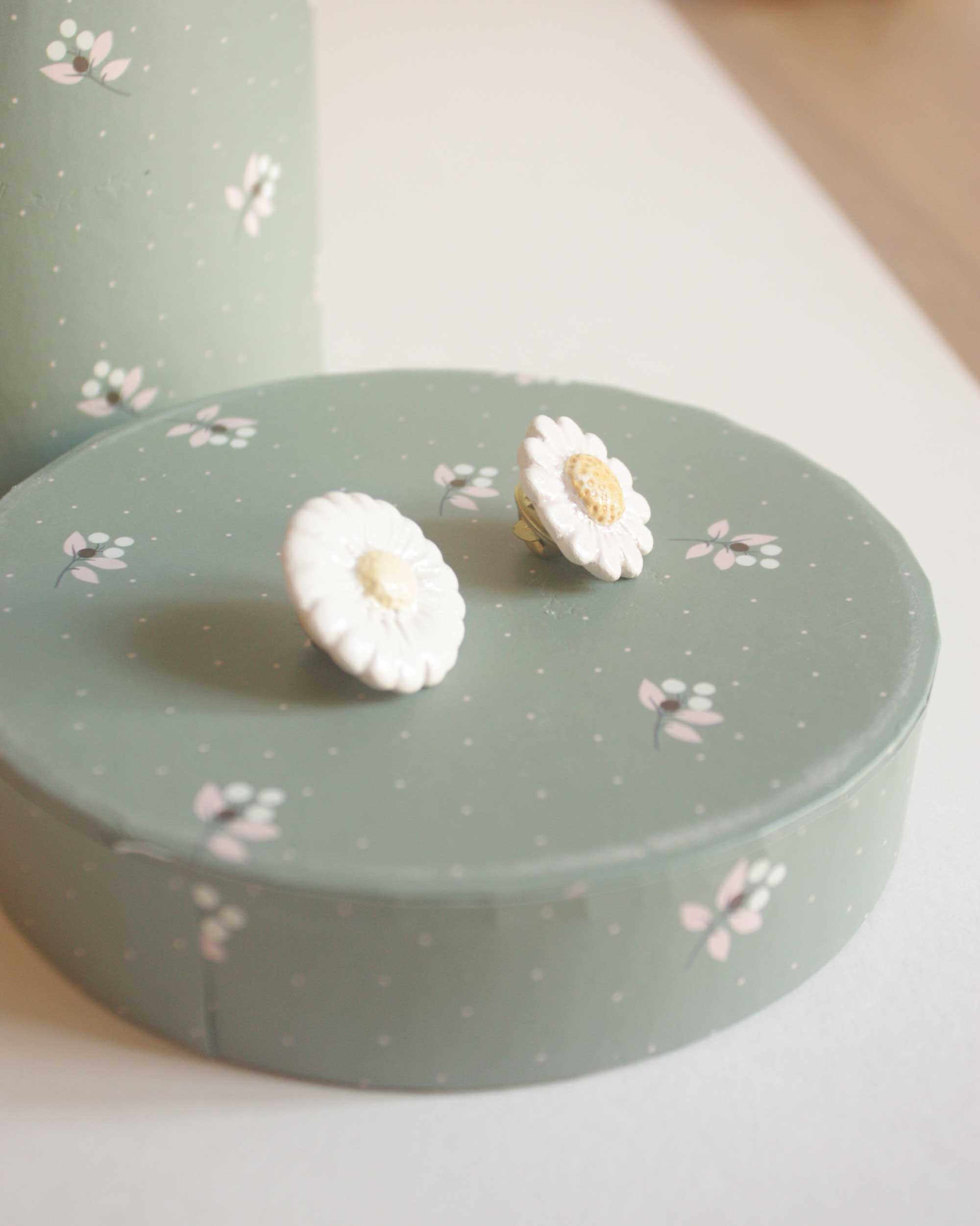 pin's céramique marguerite