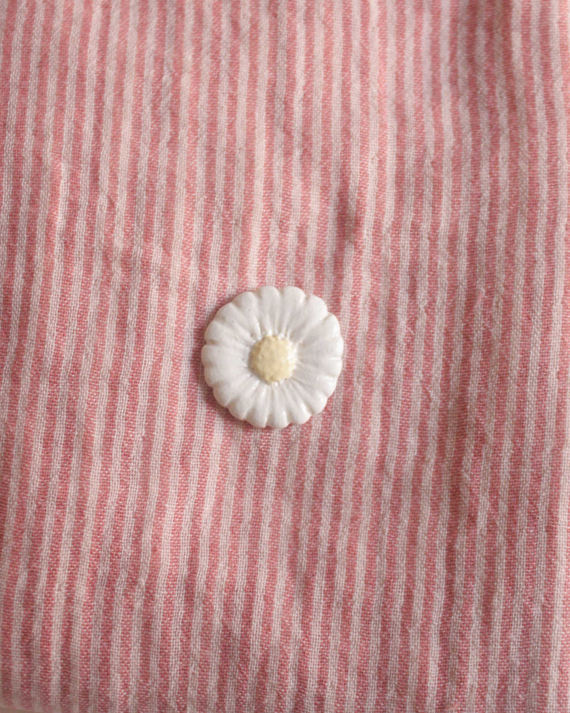 pin's céramique marguerite