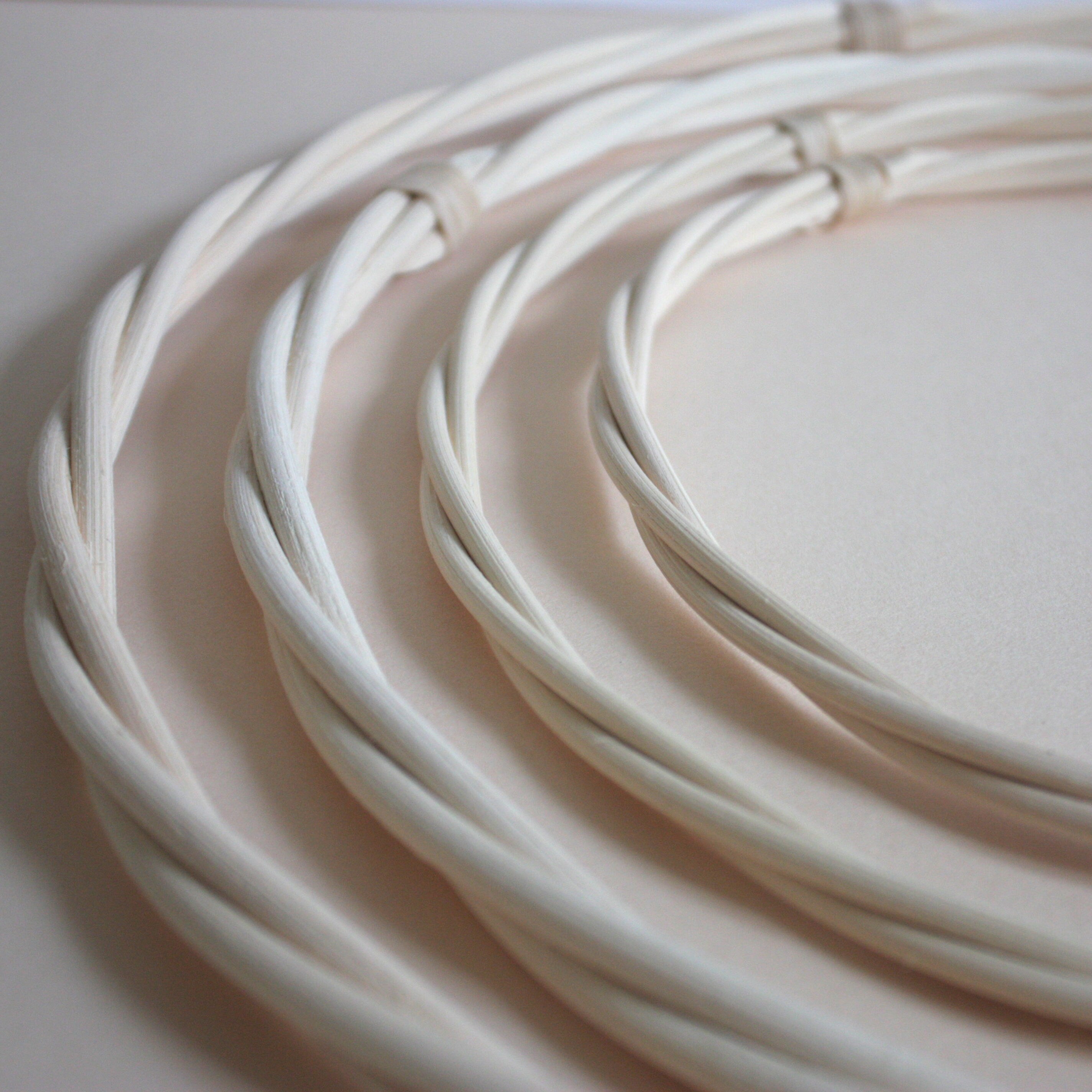 details sur les cercles en rotin, les finitions et l'aspect du rotin.