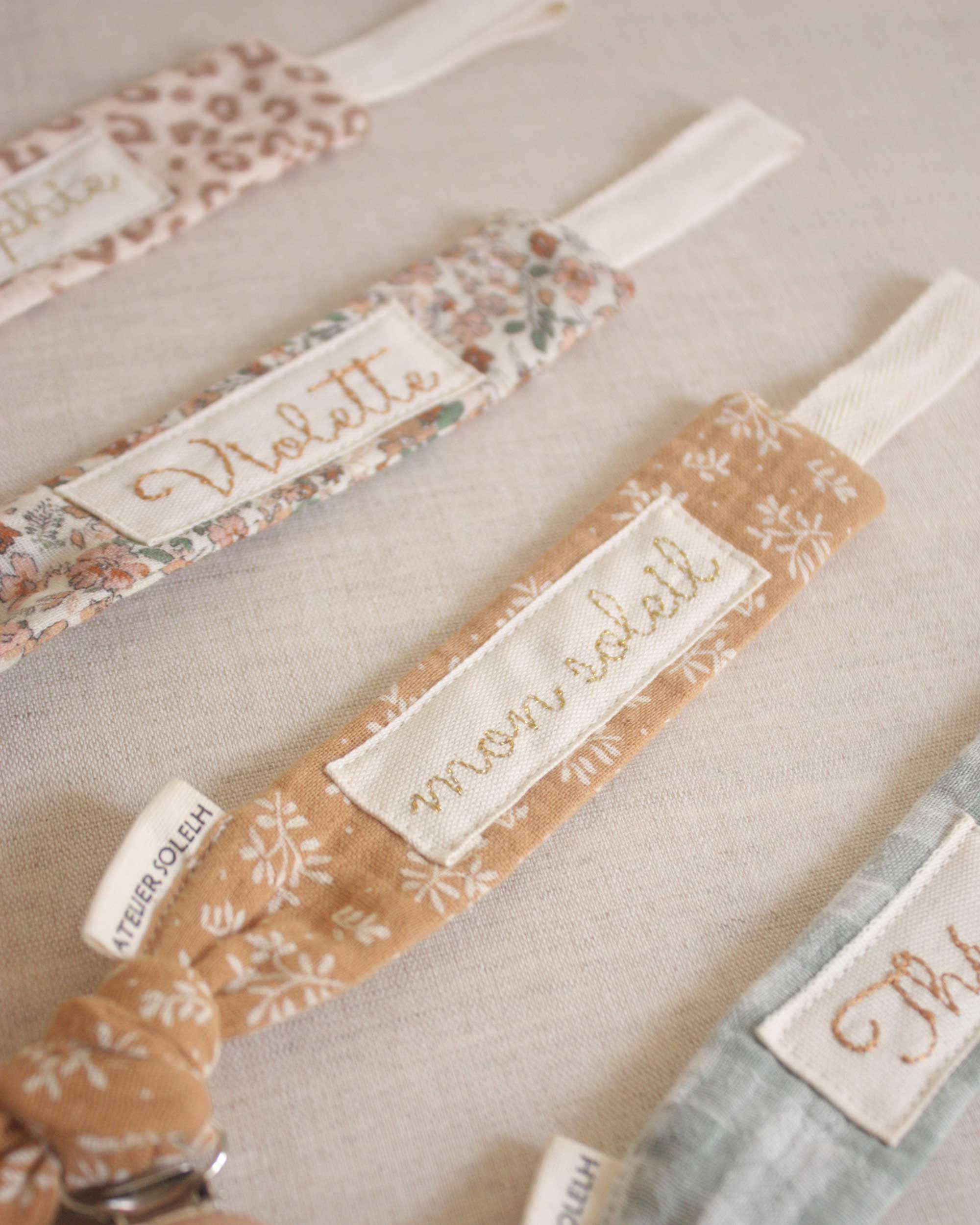 Attache-tétine personnalisé feuillage biscuit