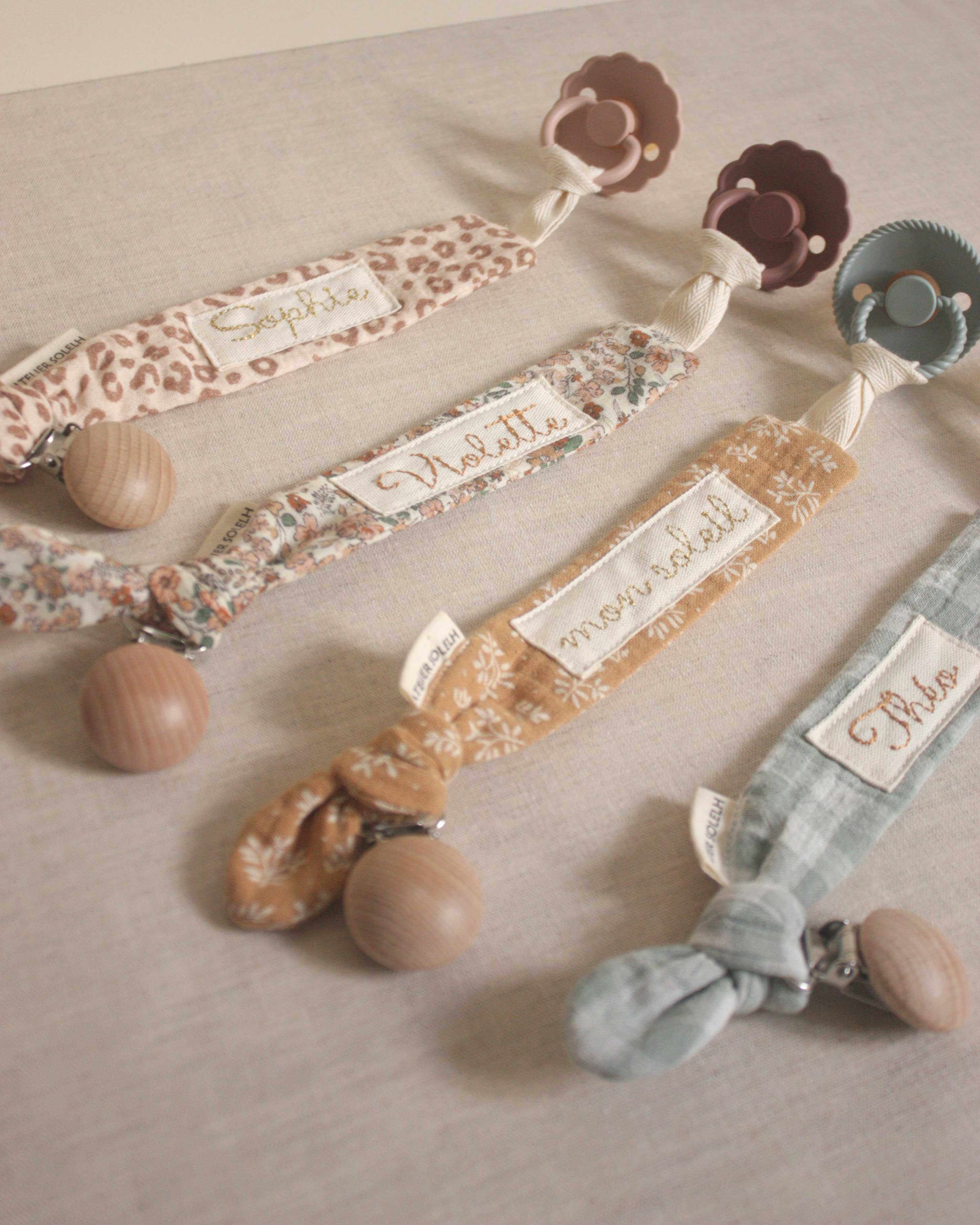 Attache-tétine personnalisé léopard