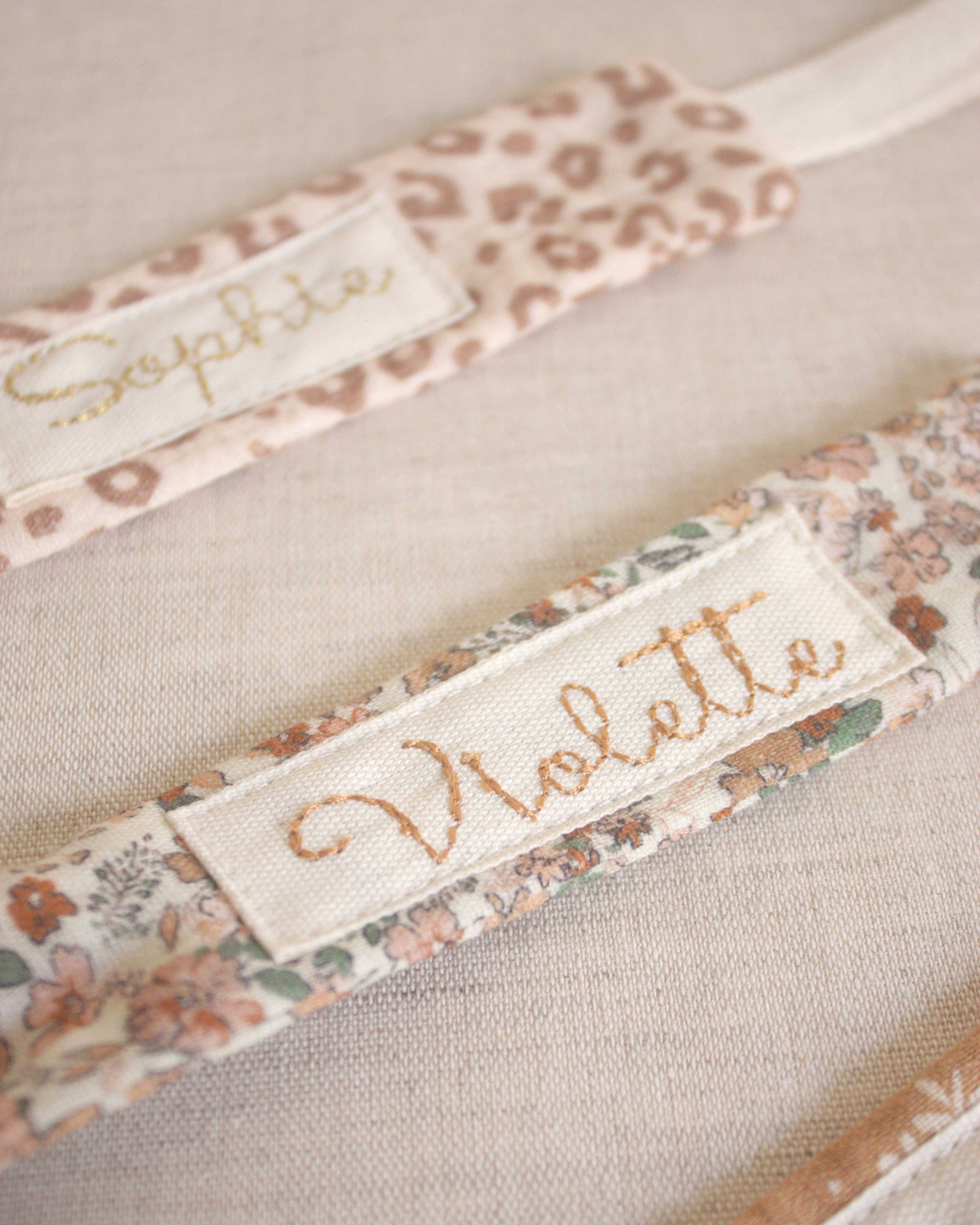 Attache-tétine personnalisé fleurs