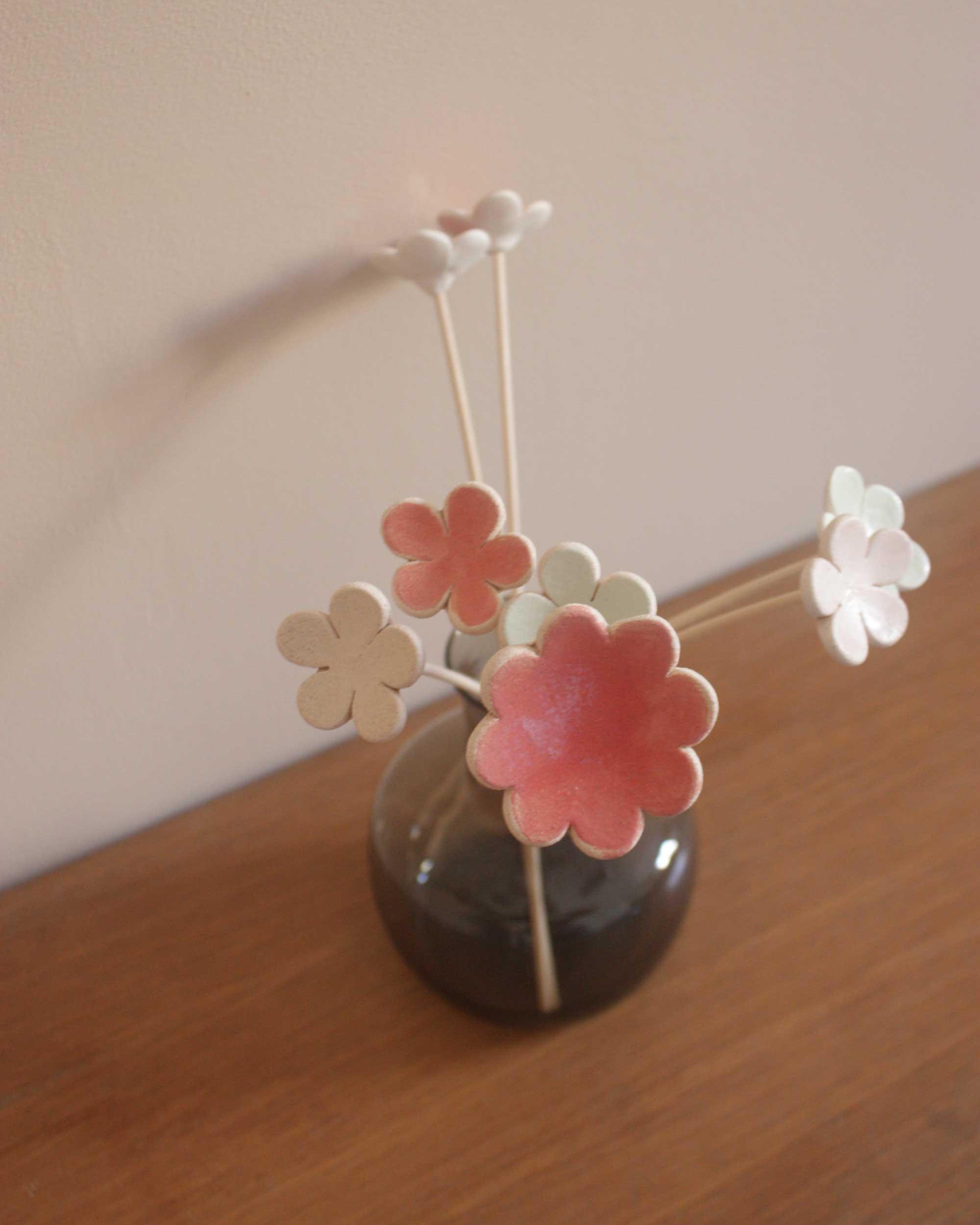 fleur en céramique vert pâle