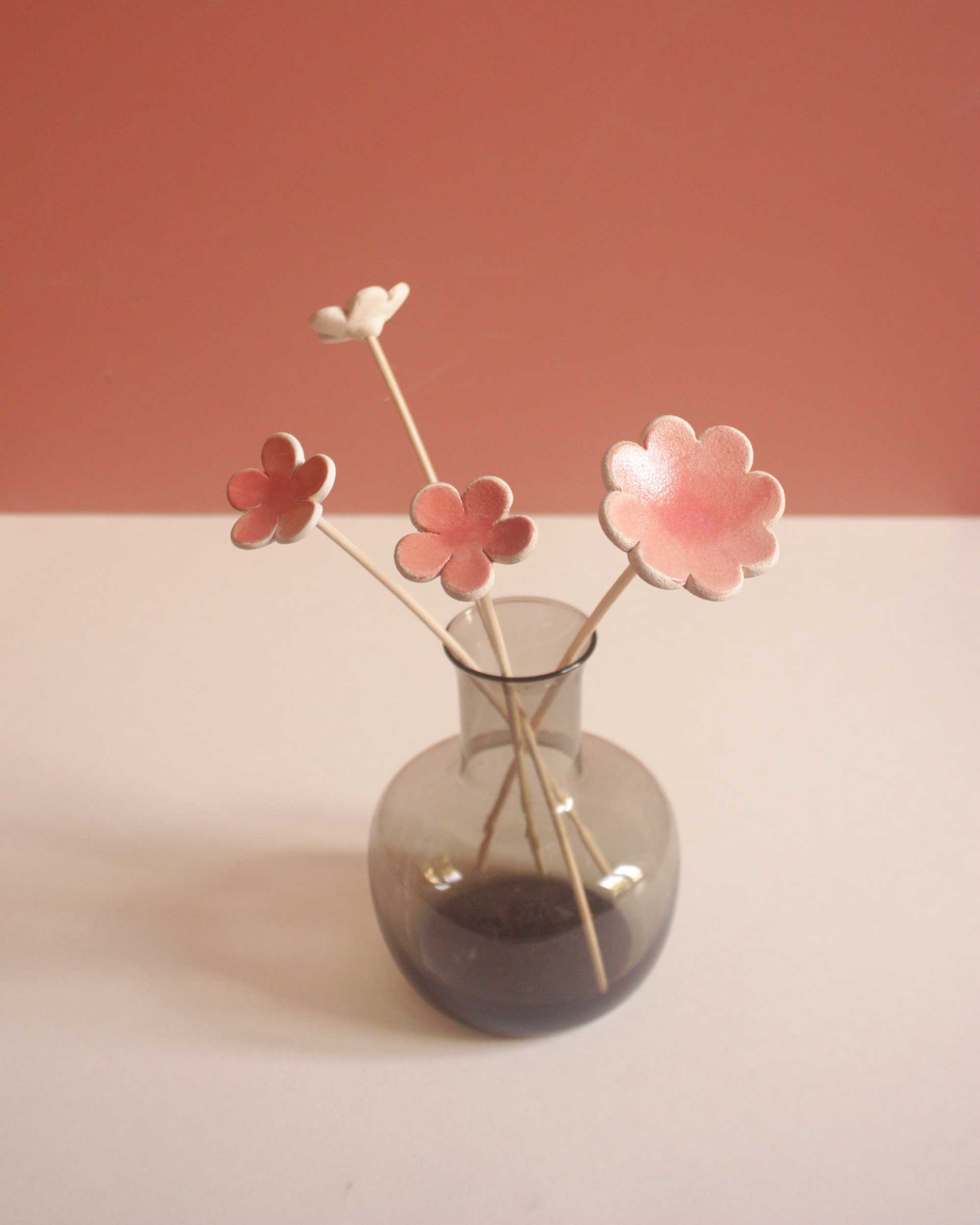 fleur en céramique vert pâle