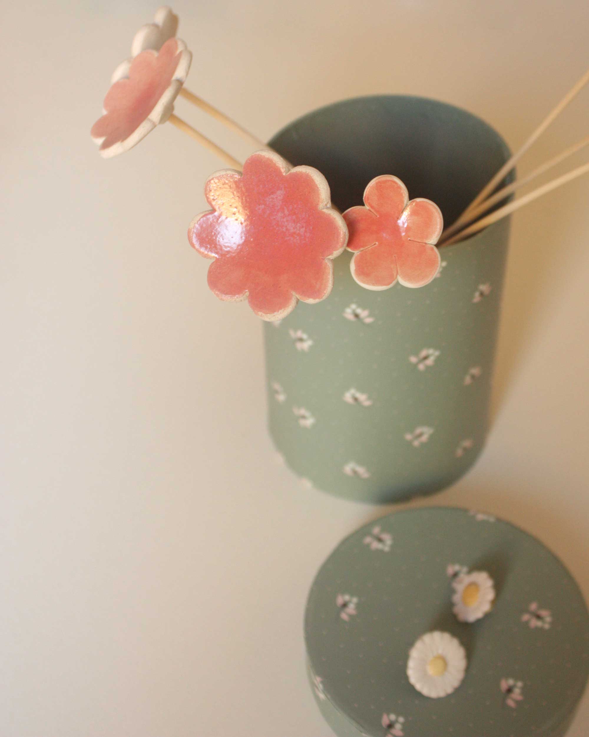 fleur en céramique rose pâle