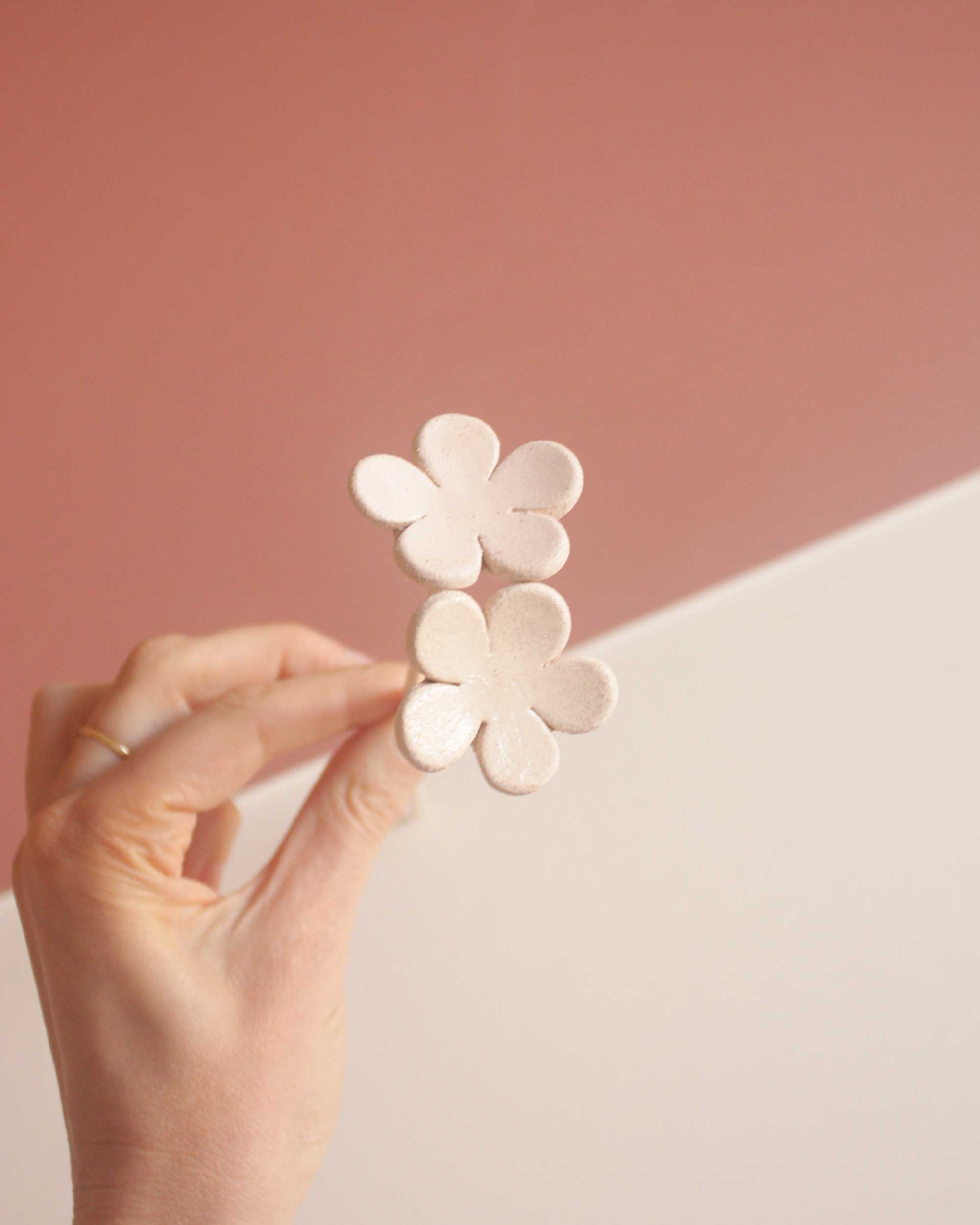 fleur en céramique rose pâle