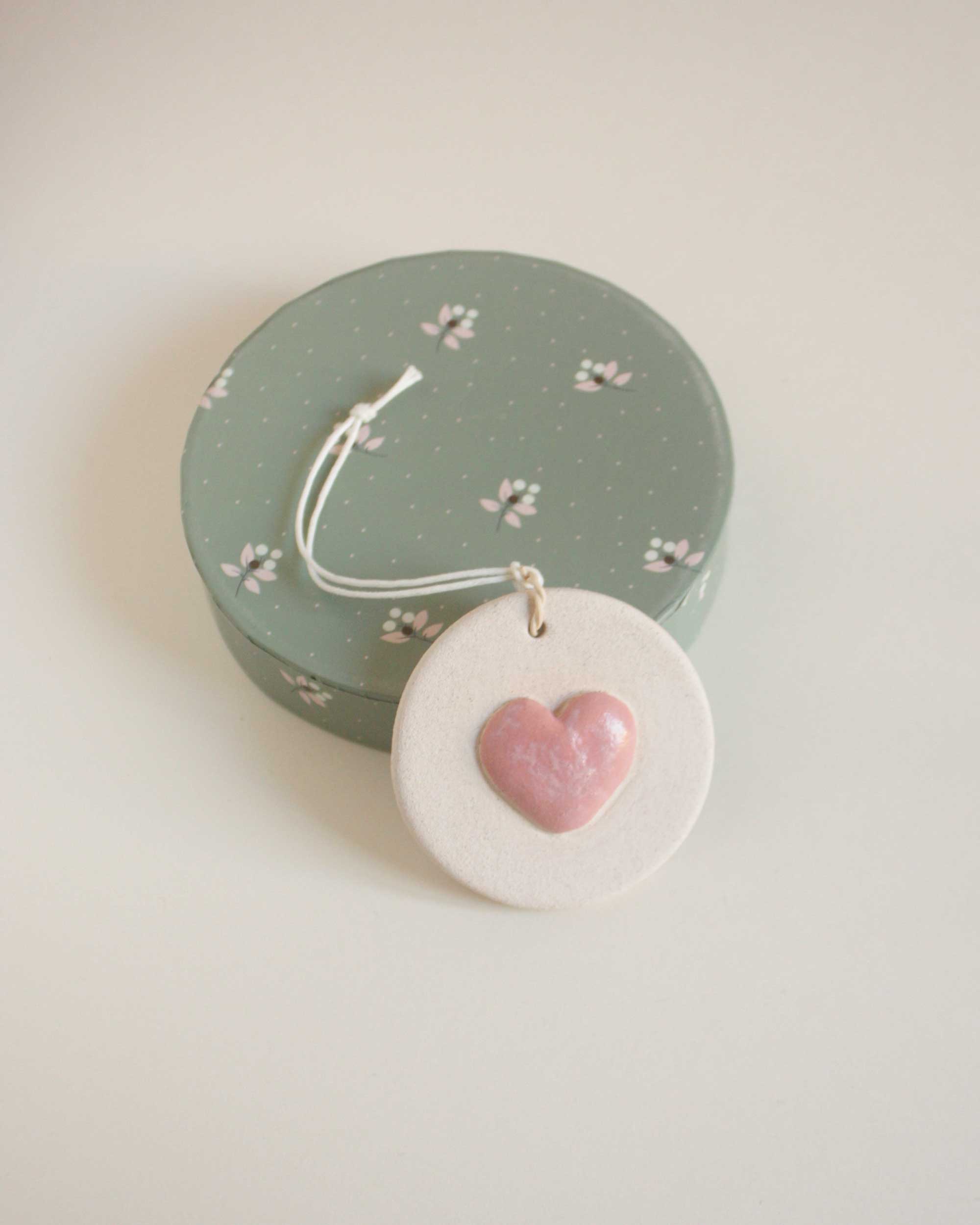 médaillon en céramique coeur rose