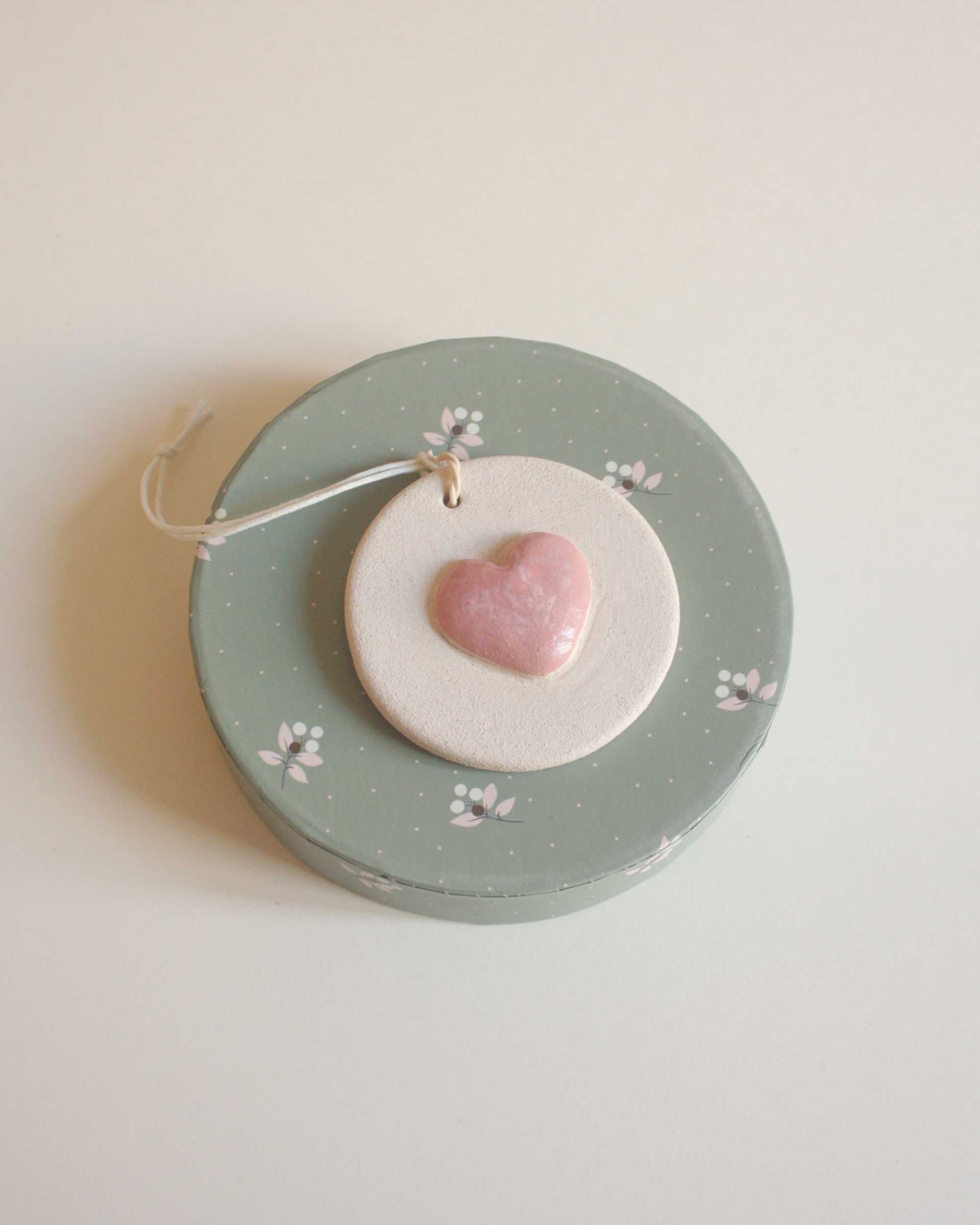 médaillon en céramique coeur rose