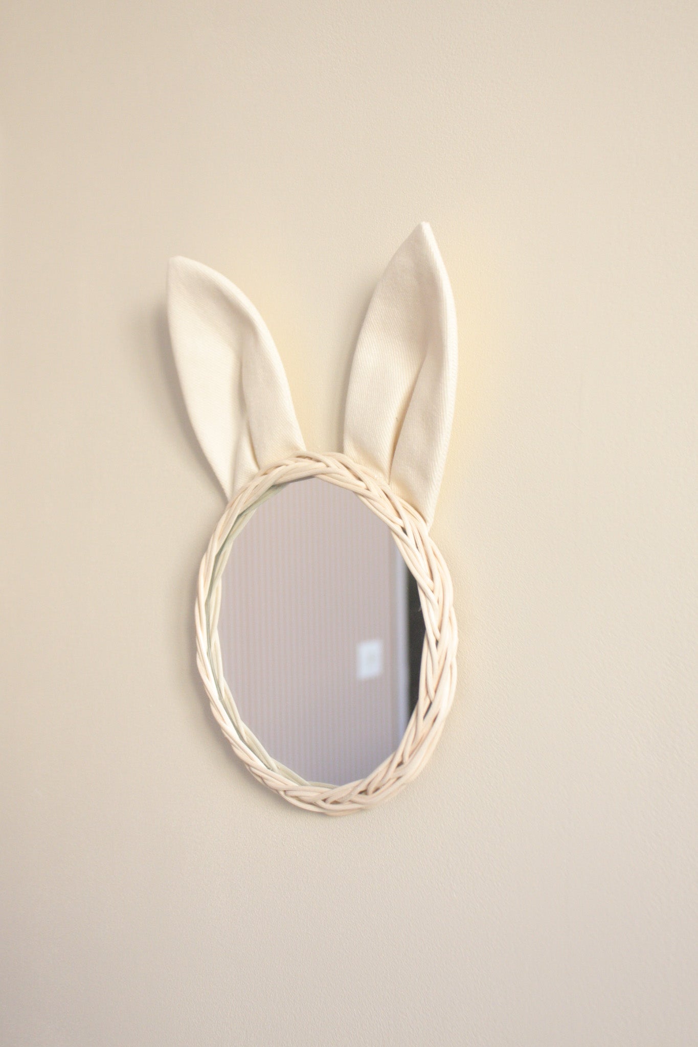 miroir en rotin et oreilles de lapin en tissus créme