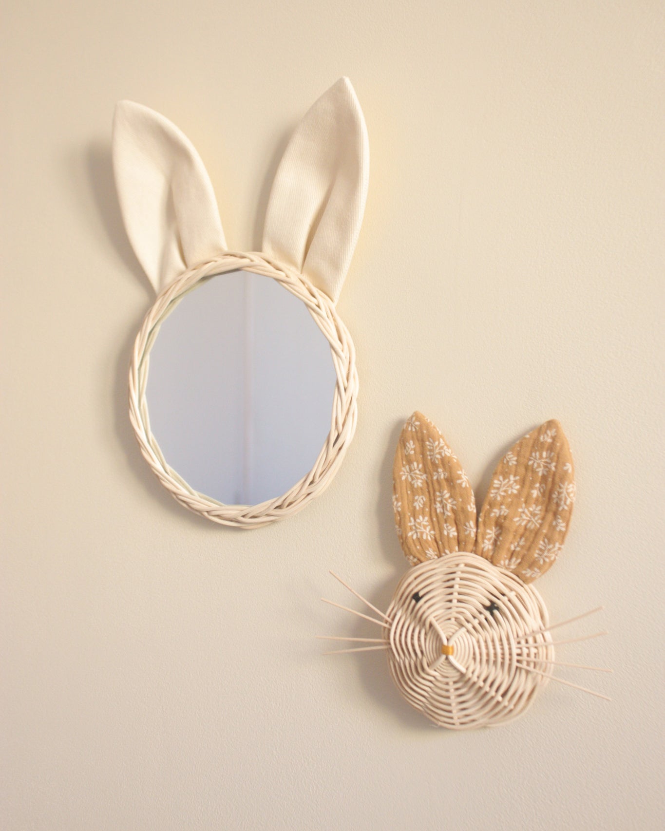 miroir lapin oreilles crème et trophée lapin en tissu biscuit imprimé feuillage