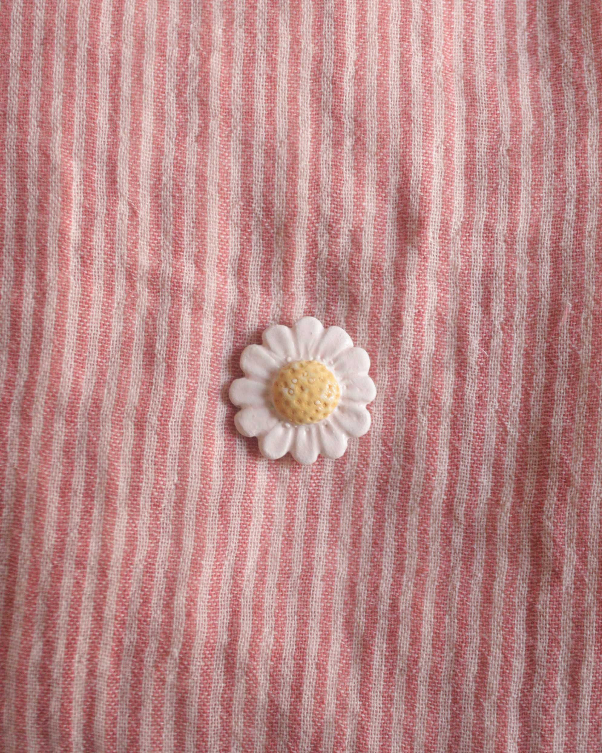 pin's céramique marguerite