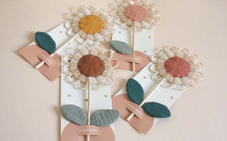 fleur en rotin et feuille decoration bébé