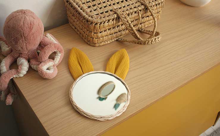 miroir en rotin lapin coloris moutarde