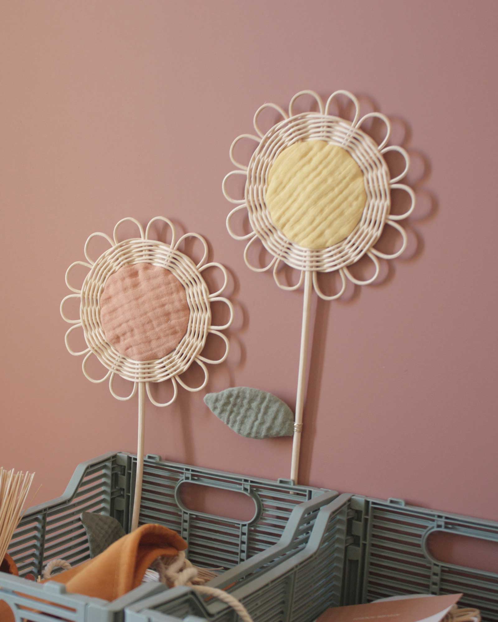 fleur en rotin décoration murale