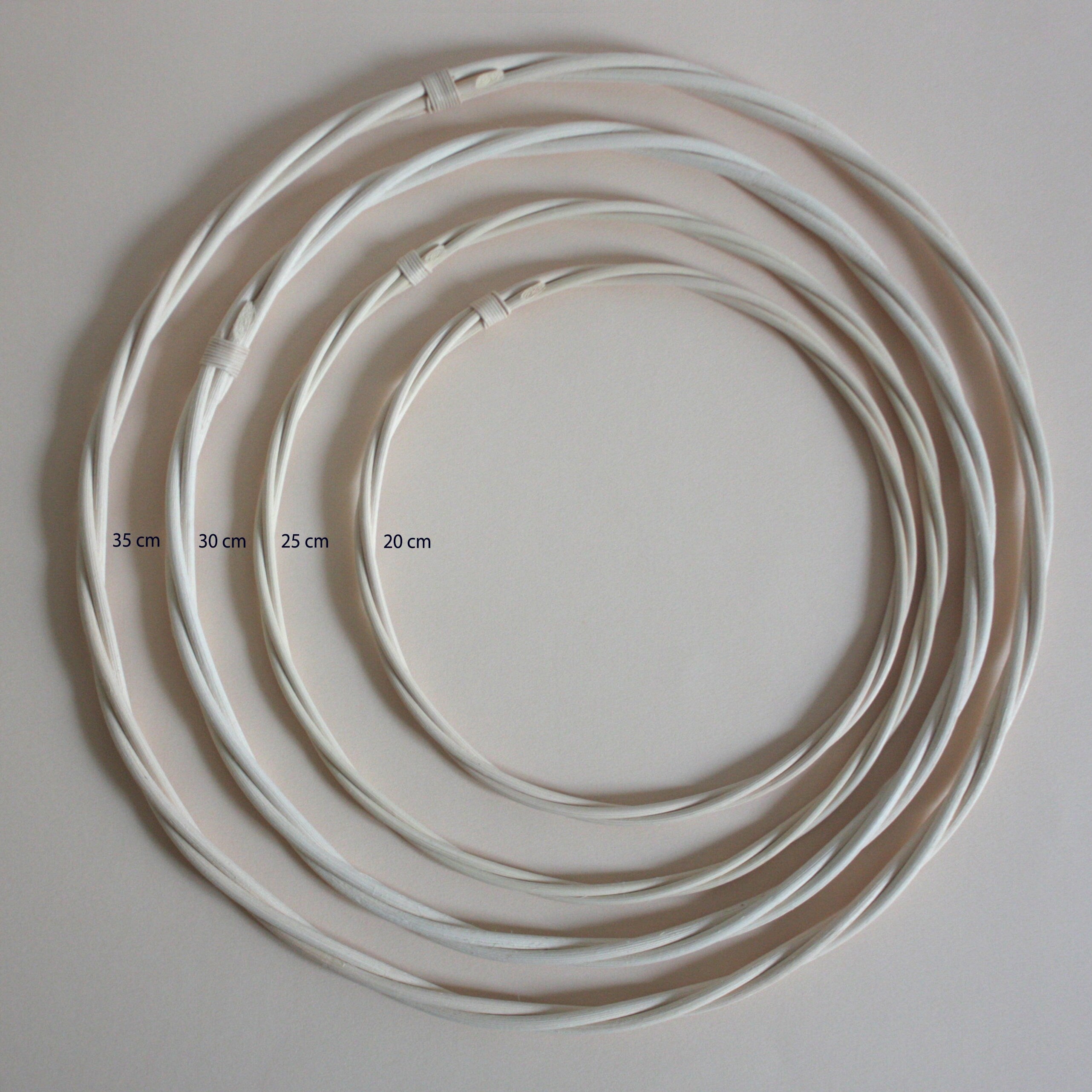 les différentes tailles de cercle en rotin. on peut voir écrit sur l'image à quelle taille corespond chaque cercle.